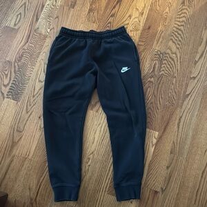 like new. medium men’s Nike joggers